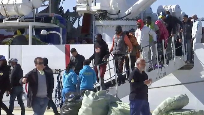 Italská pobřežní stráž zachránila 725 uprchlíků na člunech a odvezla je na Sicílii