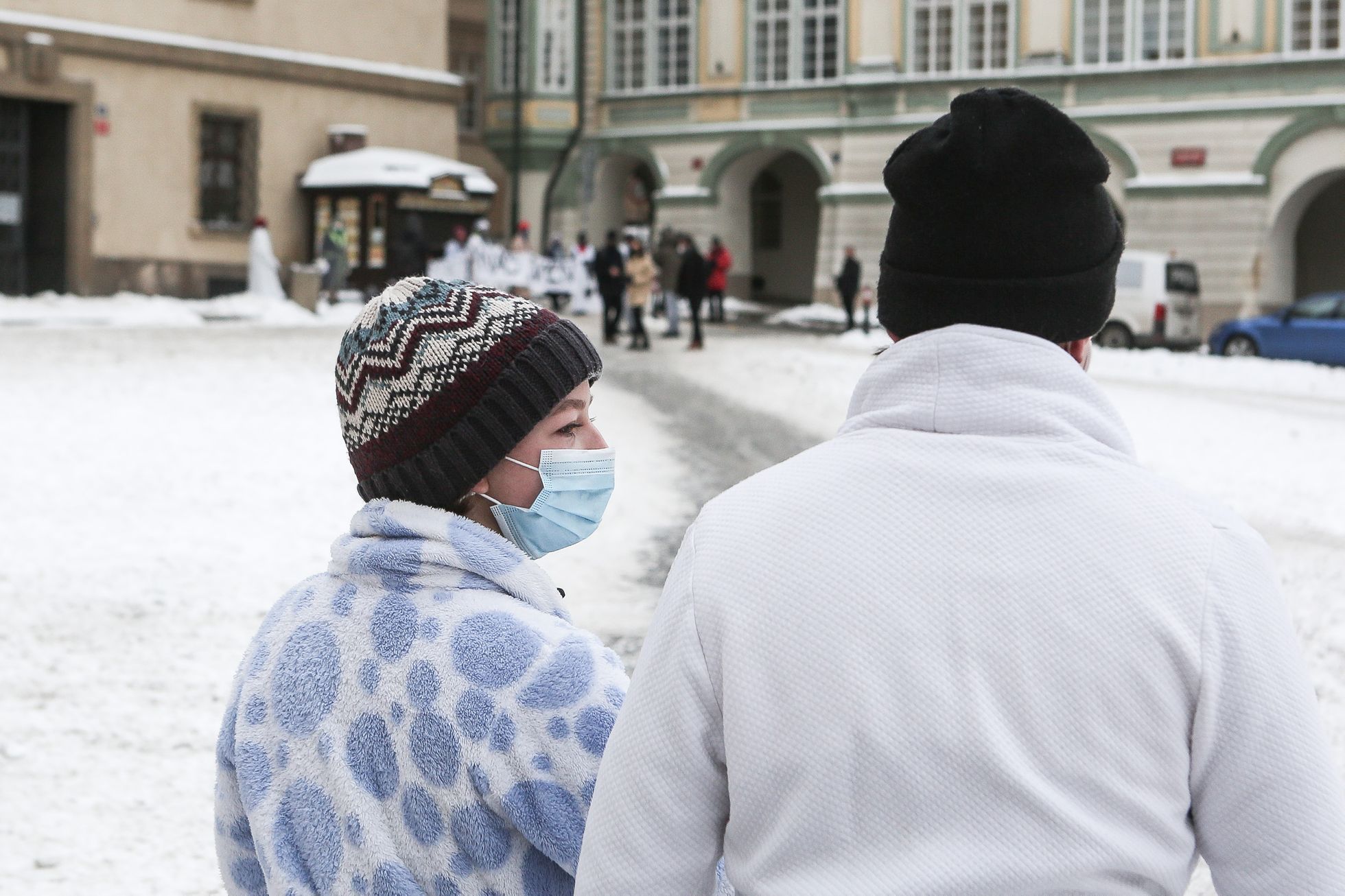 Protest studentů v županech za návrat do škol a podporu petice Nesmíme obětovat děti, 11. únor 2021