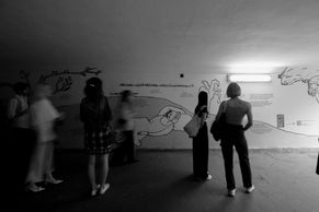 Bojíš se, když jdeš večer domů? Podchod v Praze natrvalo zdobí feministická malba
