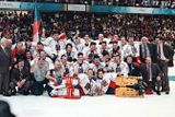 TURNAJ STOLETÍ (1998). Zlaté putování hokejistů na zimní olympiádě v japonském Naganu pohnulo českou společností víc než kterýkoliv jiní sportovní úspěch. Svěřenci Ivana Hlinky tehdy triumfovali v bezprecedentní konkurenci, neboť turnaje pod pěti kruhy se poprvé v historii zúčastnily hvězdy NHL.