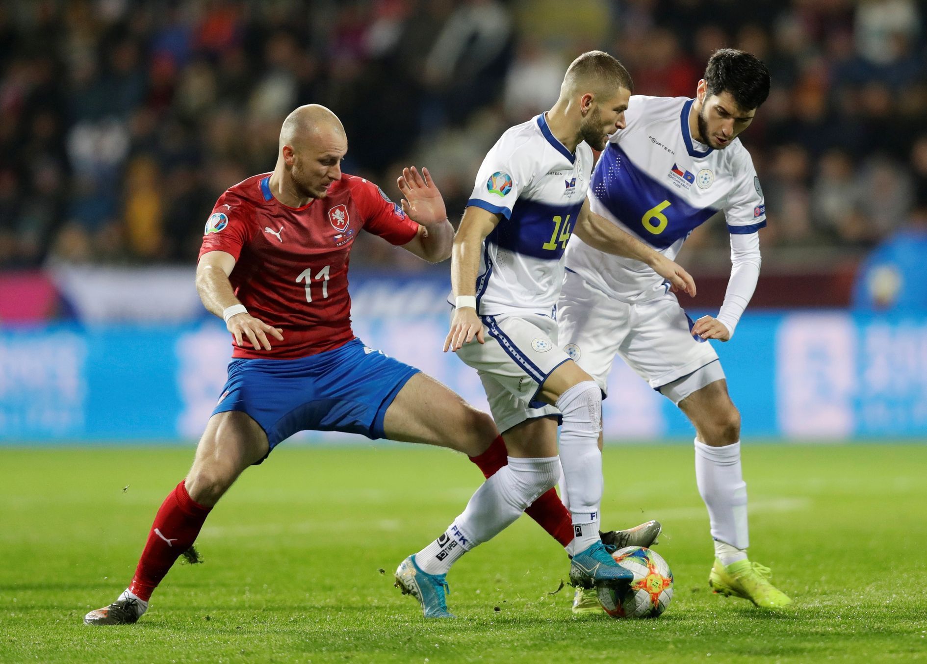 Michael Krmenčík dotírá na obránce Kosova v utkání kvalifikace o postup na Euro 2020