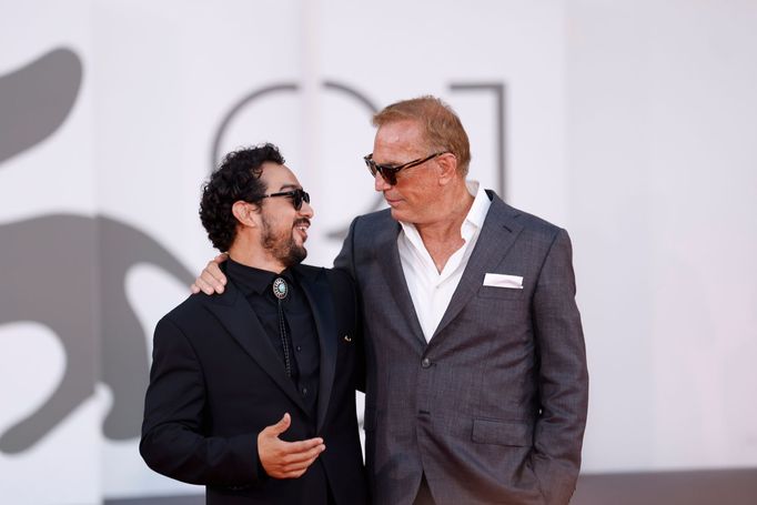 Herec Alejandro Edda a Kevin Costner na benátském festivalu.