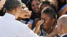 A woman reacts to U.S. President Barack Obama as he shakes hands after speaking at a campaign event at Cheyenne Sports Complex in Las Vegas, Nevada November 1, 2012. REUTERS/Larry Downing (UNITED STATES - Tags: POLITICS ELECTIONS USA PRESIDENTIAL ELECTION) Published: Lis. 1, 2012, 10:05 odp.