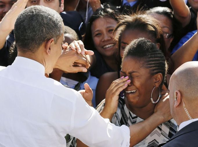 A woman reacts to U.S. President Barack Obama as he shakes hands after speaking at a campaign event at Cheyenne Sports Complex in Las Vegas, Nevada November 1, 2012. REUTERS/Larry Downing (UNITED STATES - Tags: POLITICS ELECTIONS USA PRESIDENTIAL ELECTION) Published: Lis. 1, 2012, 10:05 odp.