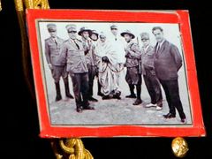 Durante la sua visita in Italia, il colonnello Gheddafi appuntò sulla sua uniforme una foto che mostrava la cattura del leader ribelle libico Umar Al-Mukhtar da parte delle forze coloniali (nel 1931).  Il figlio di Mukhtar sta ora accompagnando Gheddafi in visita in Italia.