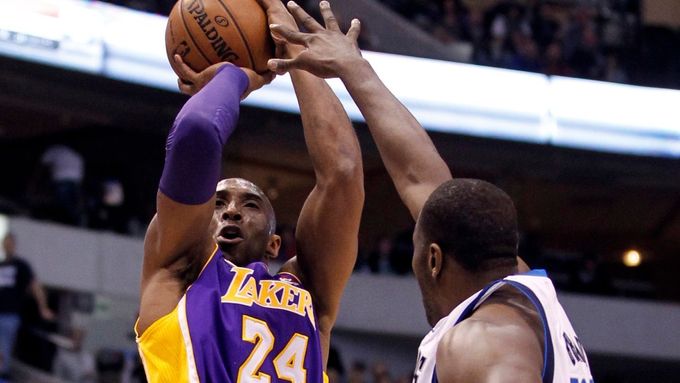 Kobe Bryant z Los Angeles Lakers střílí přes Eltona Branda z Dallasu
