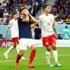Olivier Giroud a Jakub Kiwior v osmifinále MS 2022 Francie - Polsko