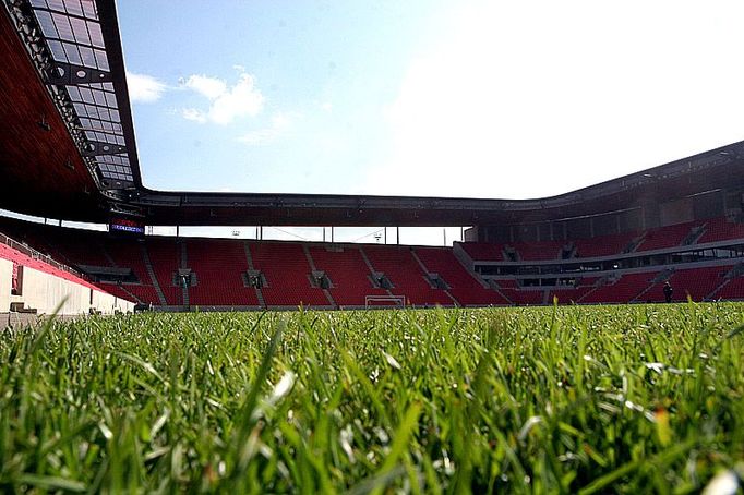 Květen 2008: A tady je už postavený stadion, na který se dlouhou dobu těšily tisíce fanoušků. No řekněte sami, jak se tam asi bude cítit míč?