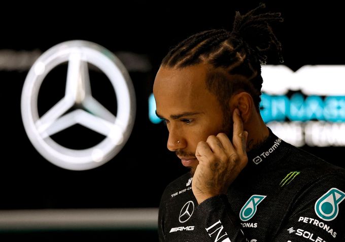 Pilot týmu F1 Mercedes Lewis Hamilton.