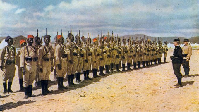 Tirailleurs sénégalais neboli senegalští střelci na vojenské pláži ve městě Fréjus, jihovýchod Francie, 1914 až 1915.