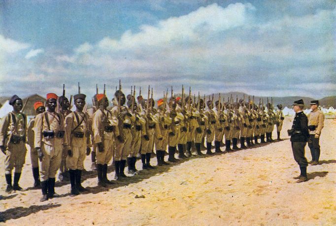 Tirailleurs sénégalais neboli senegalští střelci na vojenské pláži ve městě Fréjus, jihovýchod Francie, 1914 až 1915.