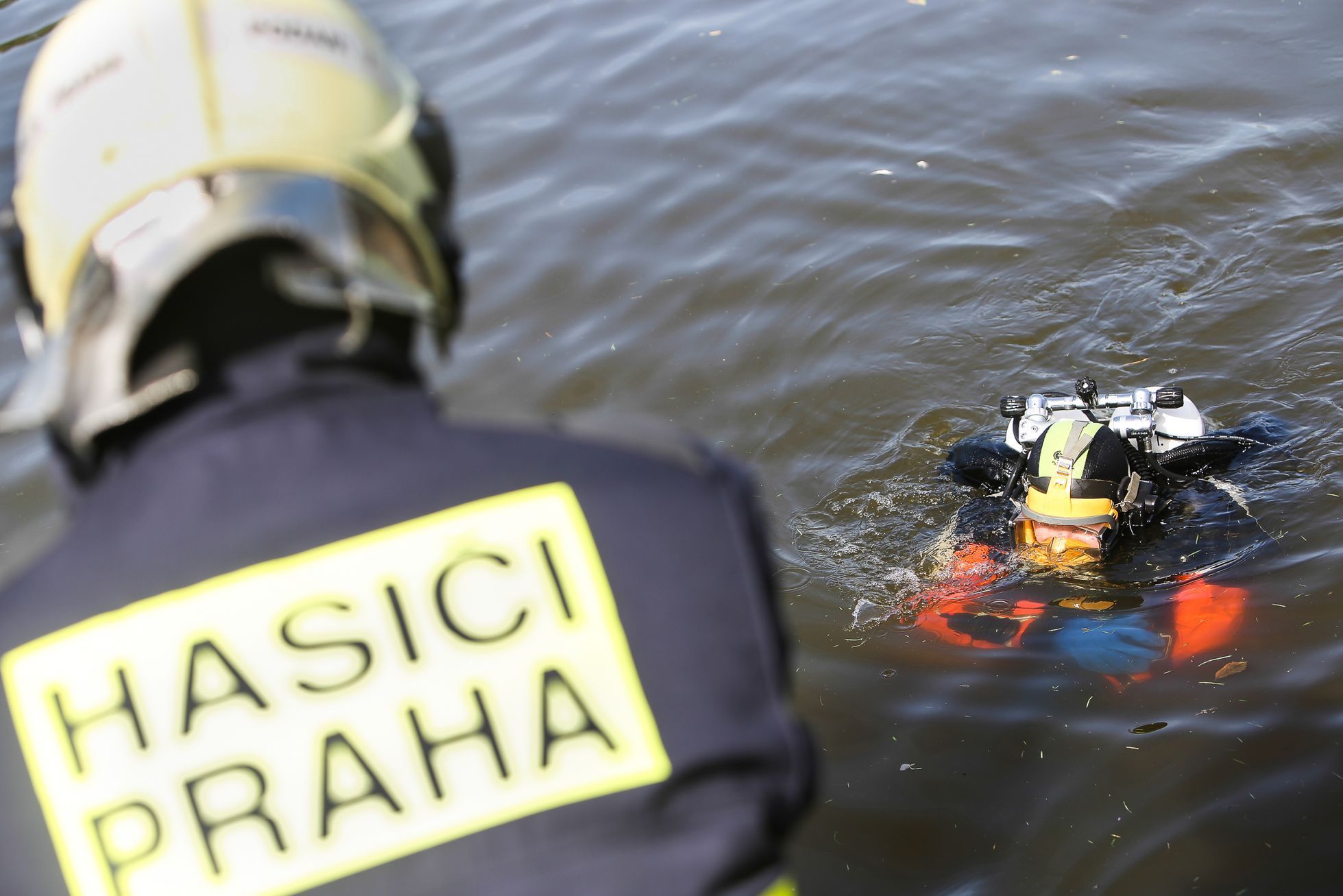 Cvičení hasičů na Vltavě
