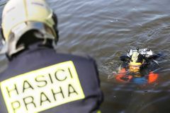 Ve Vltavě v centru Prahy našli lidské tělo, na místě jsou kriminalisté