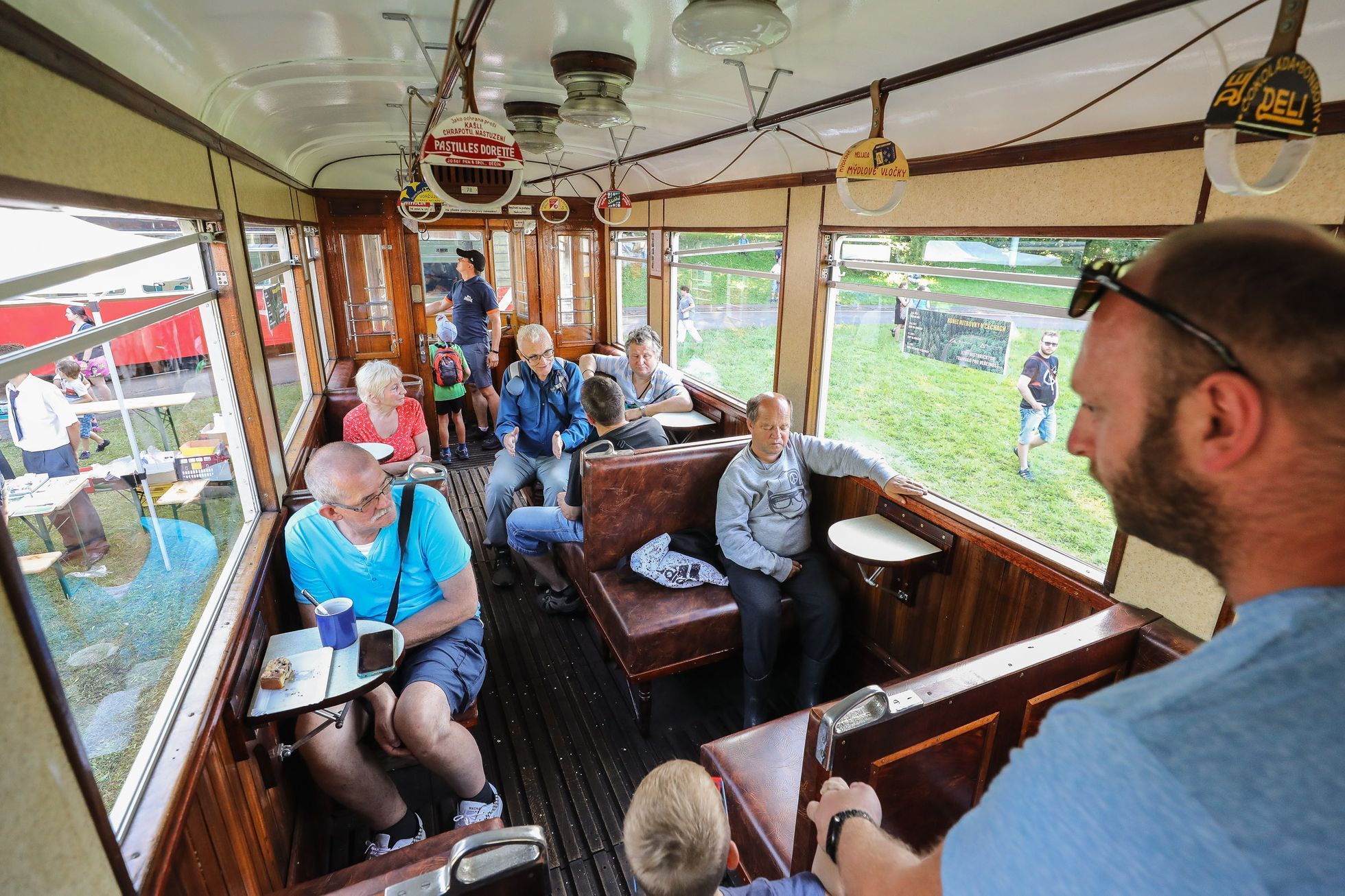 Průvod tramvají, tramvaj, trať Jablonec nad Nisou - Liberec, loučení, rozchod kolejí 1000 milimetrů, šotouš