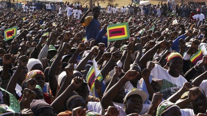 Shromáždění stoupenců vládní strany ZANU-PF. Opozice vládnout nikdy nebude, říká prezident Mugabe