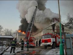 Až do poledne bojovali hasiči s požárem budovy bývalého cukrovaru v Úvalech u Prahy.