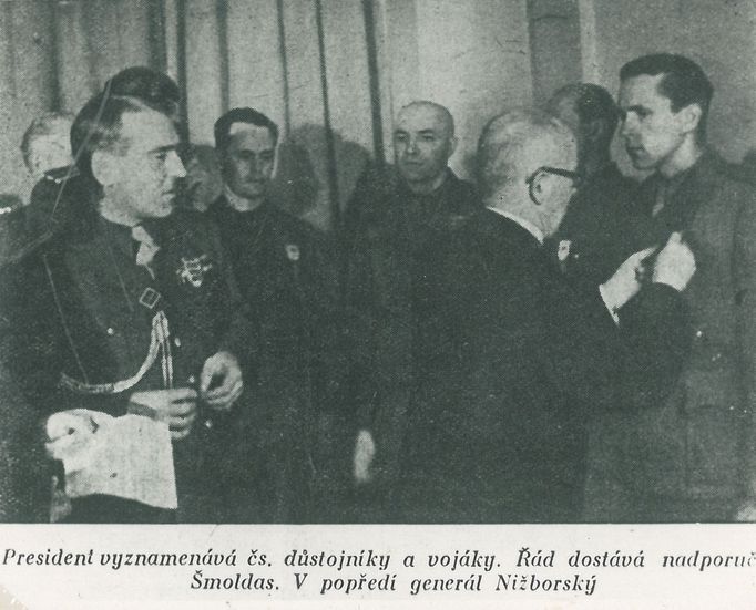 Prezident Edvard Beneš vyznamenává po válce nadporučíka Miroslava Šmoldase.