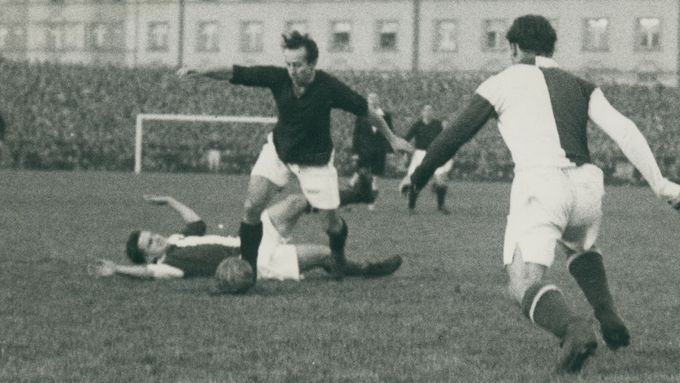 Jan Říha v derby se Slavií v roce 1947, zápas tehdy skončil remízou 1:1