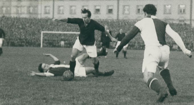 Jan Říha v derby se Slavií v roce 1947, zápas tehdy skončil remízou 1:1