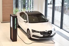 Příprava na elektromobily: Z dealerů škodovek se stanou i prodejci elektřiny