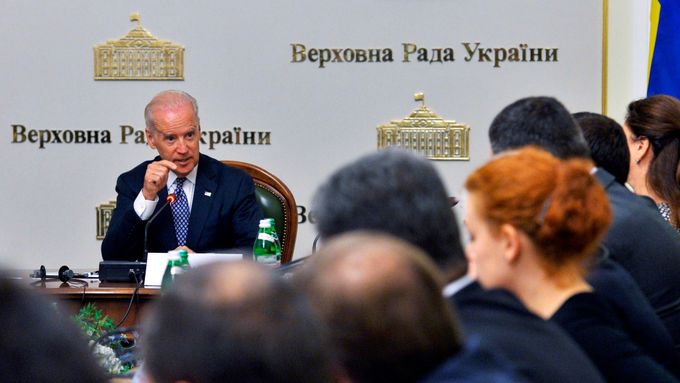 Americký prezident Joe Biden hovoří v Kyjevě s ukrajinskými poslanci. (22. dubna 2014)
