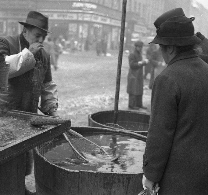 Rybí trh před Štědrým dnem v Praze. Rok 1938