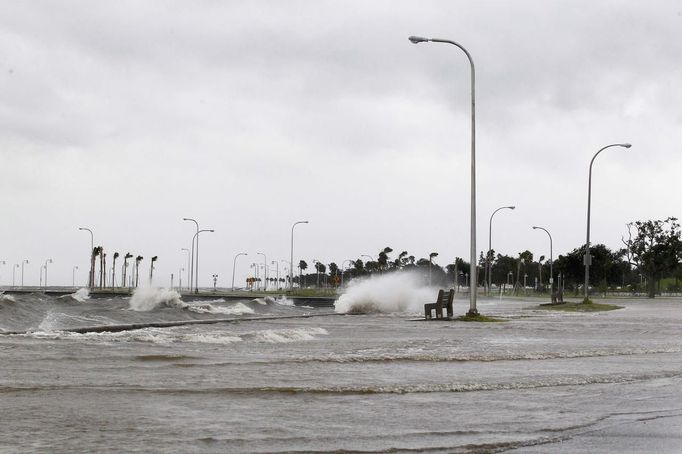 Water floods an area outside the levee system along the shore of Lake Pontchartrain as tropical storm Isaac approaches New Orleans, Louisiana, August 28, 2012. Tropical Storm Isaac was near hurricane force as it bore down on the U.S. Gulf Coast on Tuesday and was expected to make landfall in the New Orleans area seven years after it was devastated by Hurricane Katrina. REUTERS/Jonathan Bachman (UNITED STATES - Tags: ENVIRONMENT DISASTER) Published: Srp. 28, 2012, 2:56 odp.