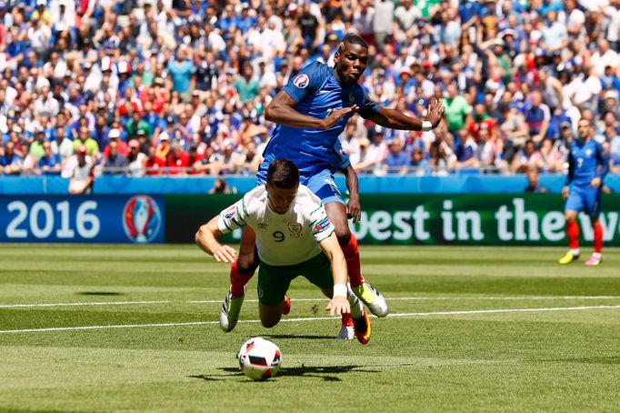 Euro 2016, Francie-Irsko: Penaltový faul Paula Pogby na Shaneho Longa