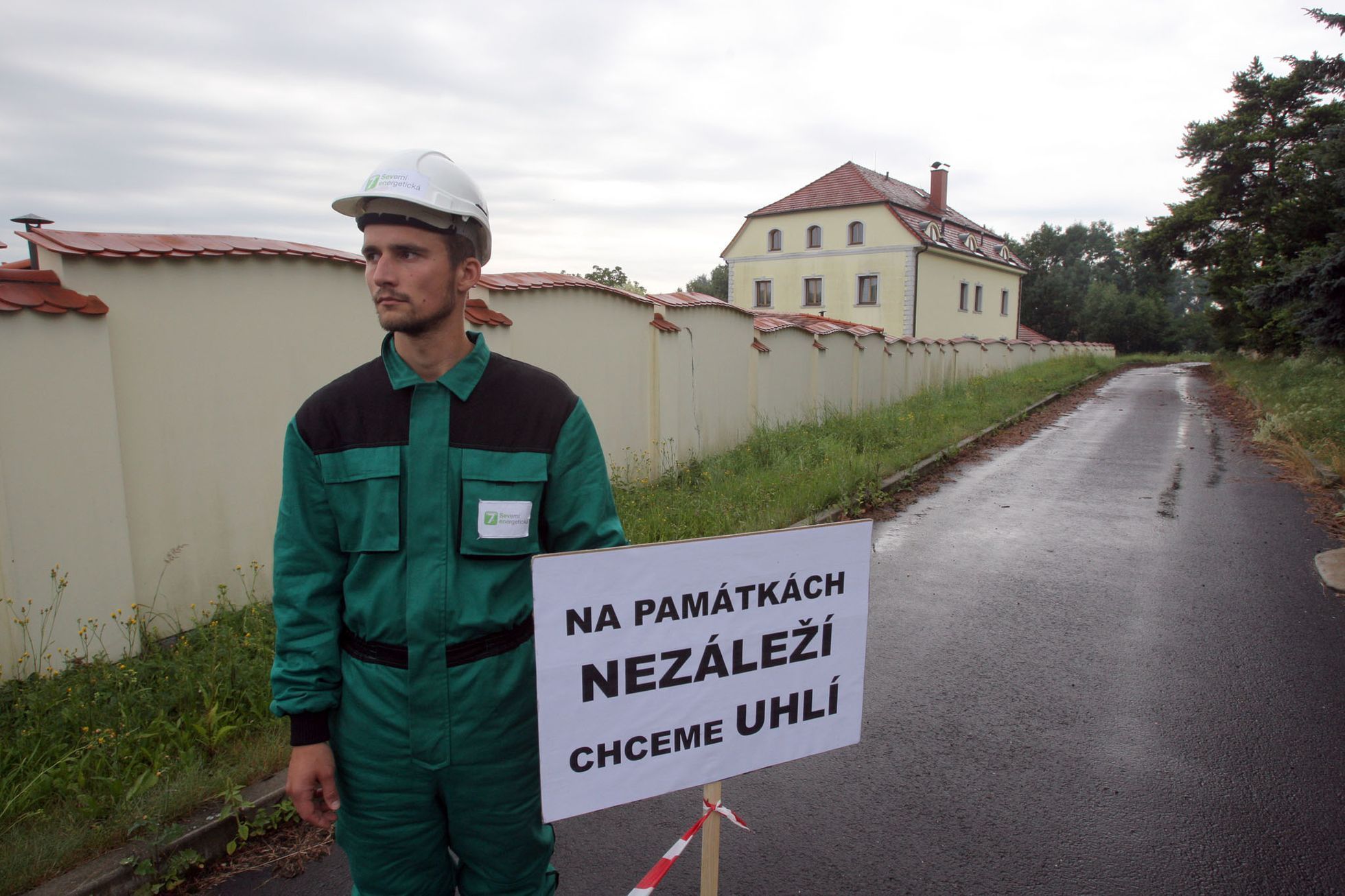 Velkorypadlo před domem Jana Dienstla v Třebívlicích