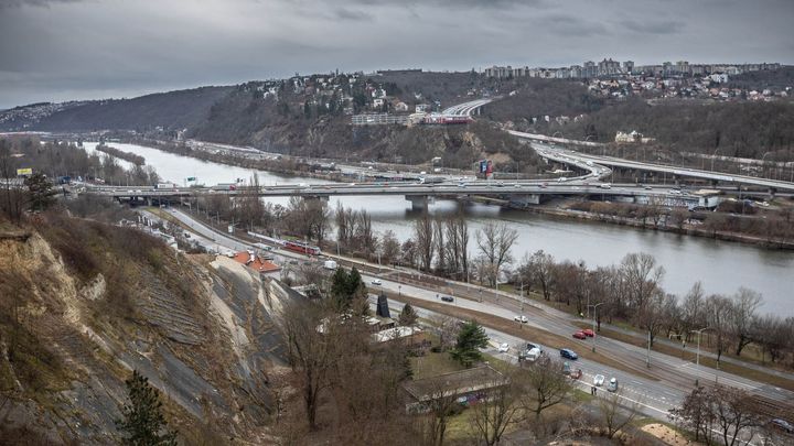 Foto: Tak vypadá pohled do útrob Barrandovského mostu. Bez opravy se už neobejde; Zdroj foto: Václav Vašků