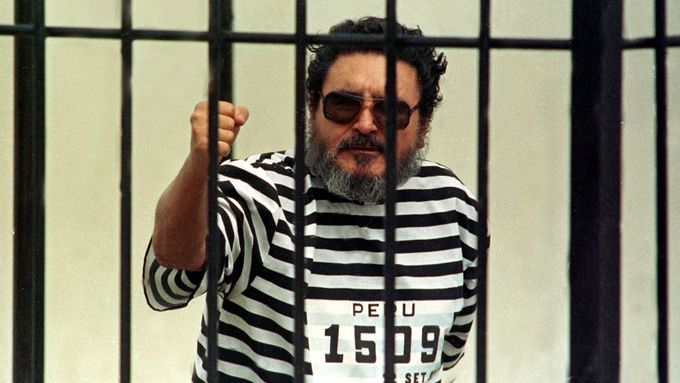 Abimael Guzmán byl krátce po svém zatčení v roce 1992 vystaven v kleci před televizními kamerami. Peru si mohlo oddychnout, nejhledanější muž byl lapen.