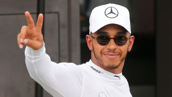 Lewis Hamilton slaví triumf v kvalifikaci na GP Francie.