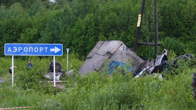 Ukazatel informuje, kudy na petrozavodské letiště. Snímek z místa neštěstí.