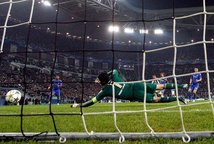 Fotbalový brankář Petr Čech z Chelsea v utkání Ligy mistrů s Juventusem.