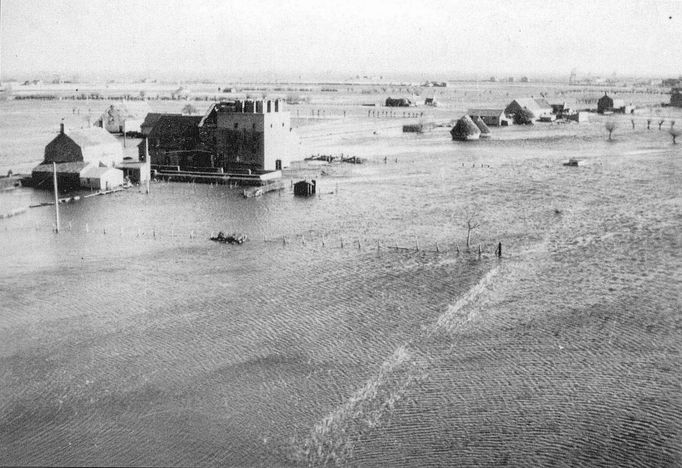 Ukázky fotografií z knihy "Kříže a hvězdy od Dunkerque" připomínající účast československých vojáků při obléhání Dunkirku v roce 1944.