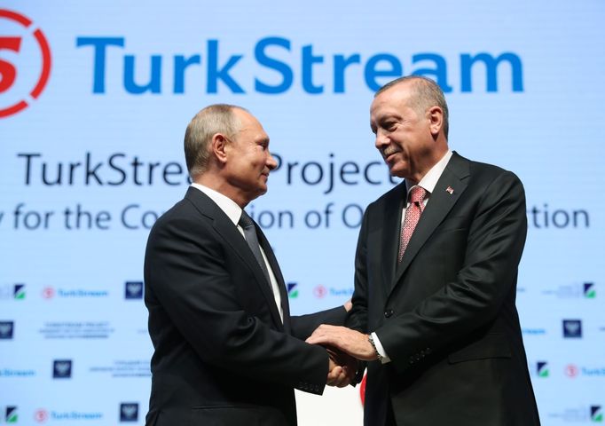 Ruský prezident Vladimir Putin si v Istanbulu potřásá rukou s tureckým protějškem Recepem Tayyipem Erdoganem při ceremonii k plynovodu TurkStream.