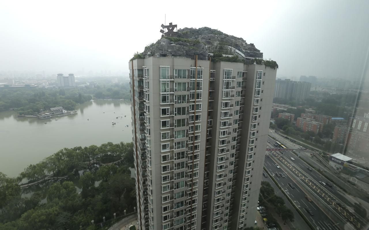 Dům se skálou na střeše v Pekingu