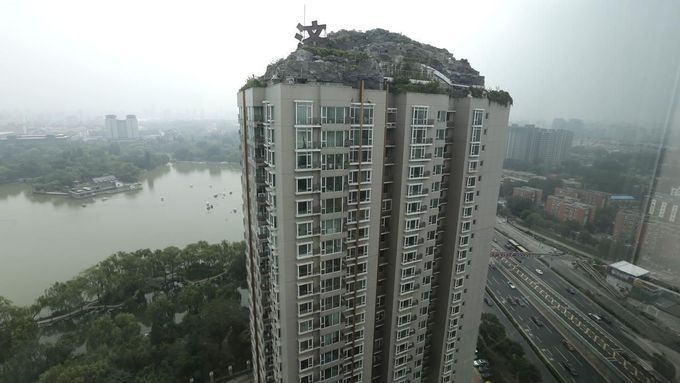 Dům v Pekingu se skálou na střeše. Autor: REUTERS/Jason Lee