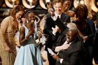 Reřisér a producent Steve McQueen oslavuje vítězství filmu 12 let v řetězech ve společnosti oscarové herečky Lupity Nyong'o a dalších členů štábu - například herce Benedicta Cumberbatche.