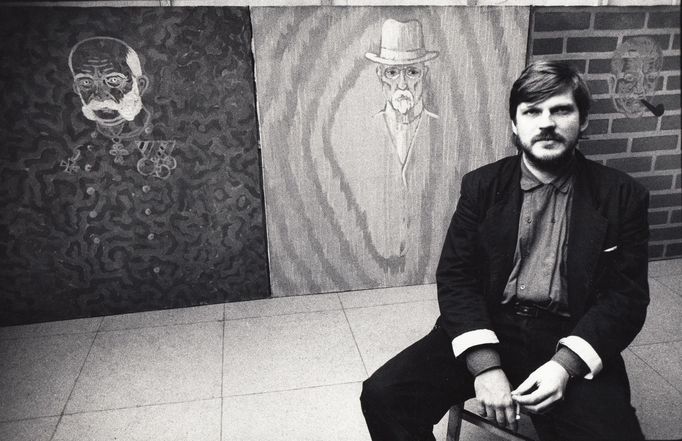 Tomáš Císařovský na vernisáži svých obrazů, 1988.