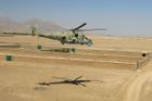 Taktický přelet bitevního vrtulníku nad jižním Kábulem.