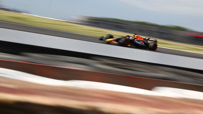 Max Verstappen během kvalifikace v Silverstone