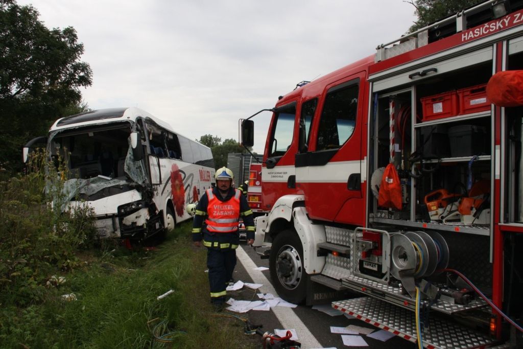 Nehoda autobusu, kamionu a osobního auta