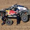 Stéphane Peterhansel mění gumu  v 3. etapě Rallye Dakar 2021