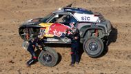 Stéphane Peterhansel mění gumu  v 3. etapě Rallye Dakar 2021