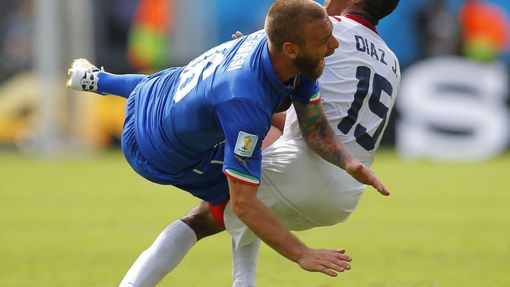 Itlay's De Rossi collides with Costa Rica's Diaz during their 2014 World Cup Group D soccer match at the Pernambuco arena in Recife