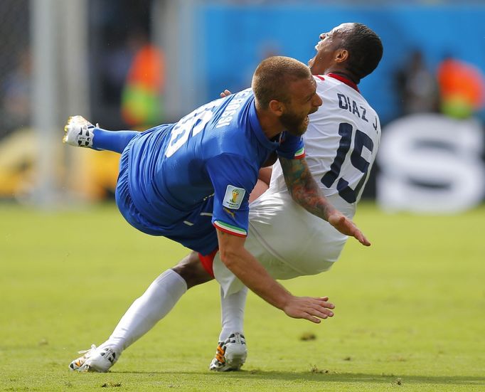 Itlay's De Rossi collides with Costa Rica's Diaz during their 2014 World Cup Group D soccer match at the Pernambuco arena in Recife