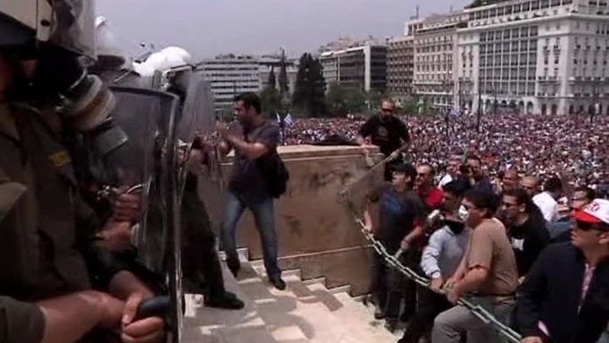 Demonstrace už se jednou zvrhla a v ulicích Atén vypuklo násilí. Jak to dopadne ve středu?