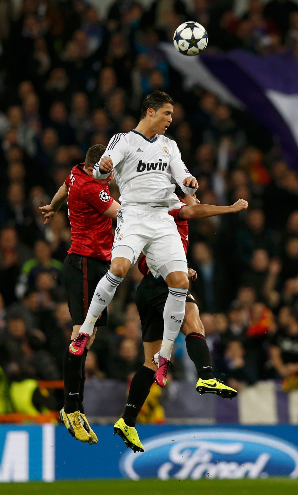 Liga mistrů: Real Madrid - Manchester United:  Rafael da Silva (v bílém) - Phil Jones