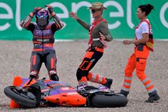 Zápletka v jedné stopě. Martin na Sachsenringu spadl, v čele MotoGP je Bagnaia